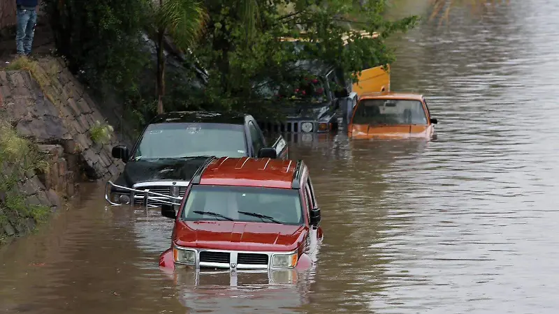 Intensas lluvias provocan inundación en el bulevar Primo de Verdad de la ciudad de Durango 